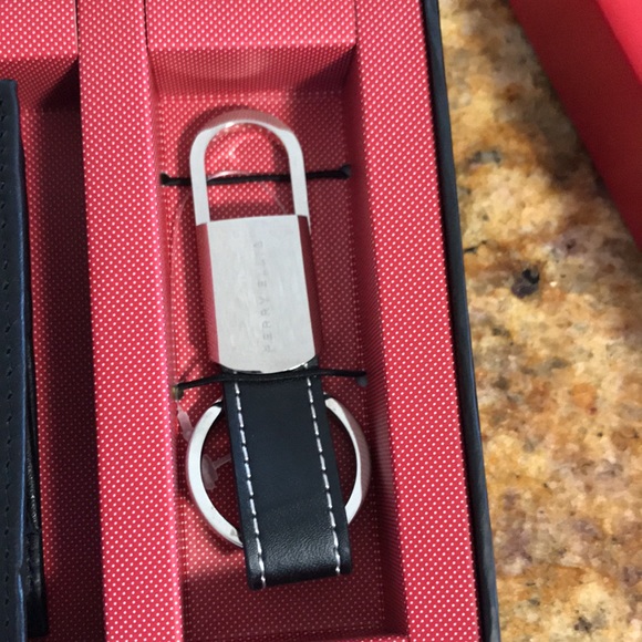 Perry Ellis genuine leather wallet - Picture 5 of 12